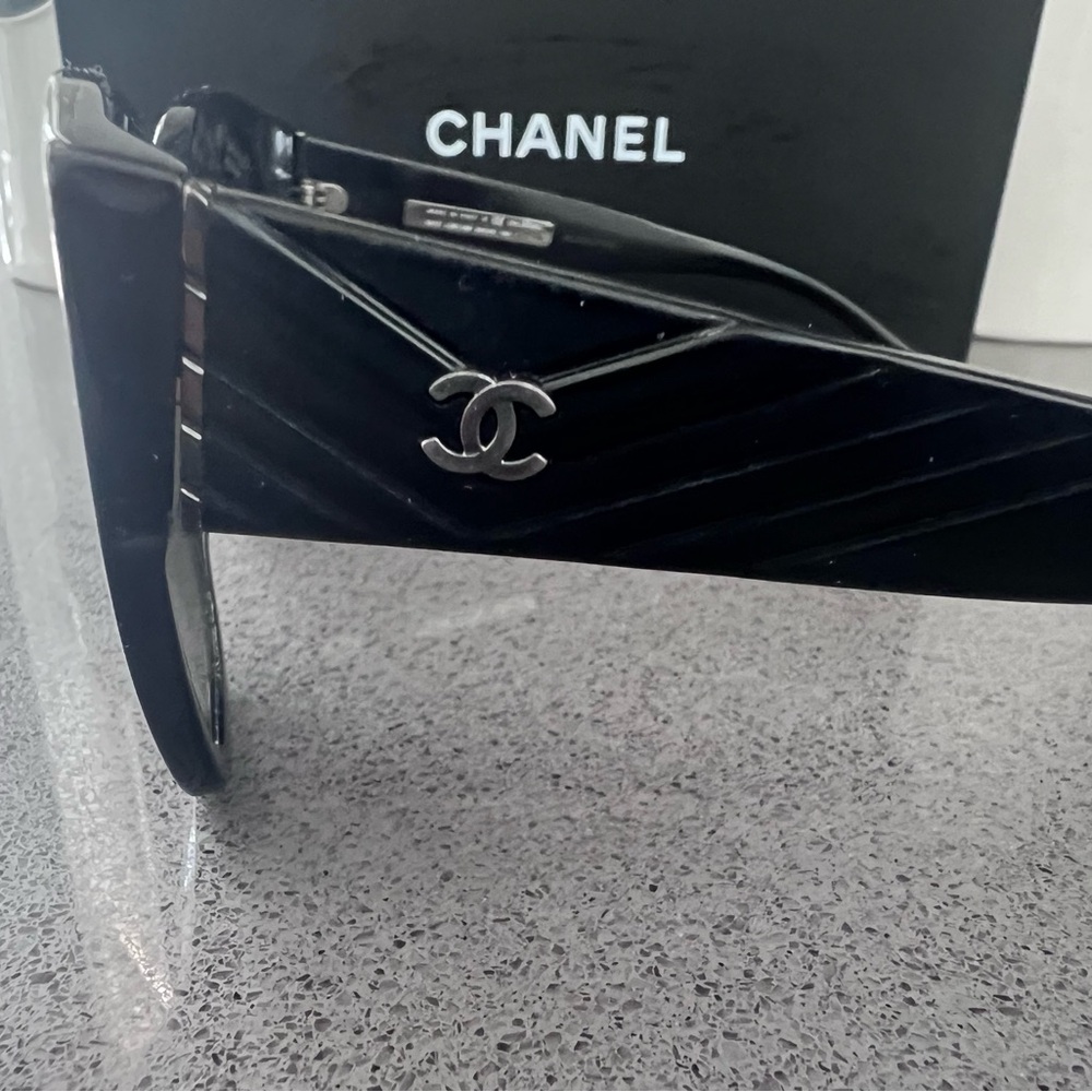 Chic Black Polarized Sunglasses